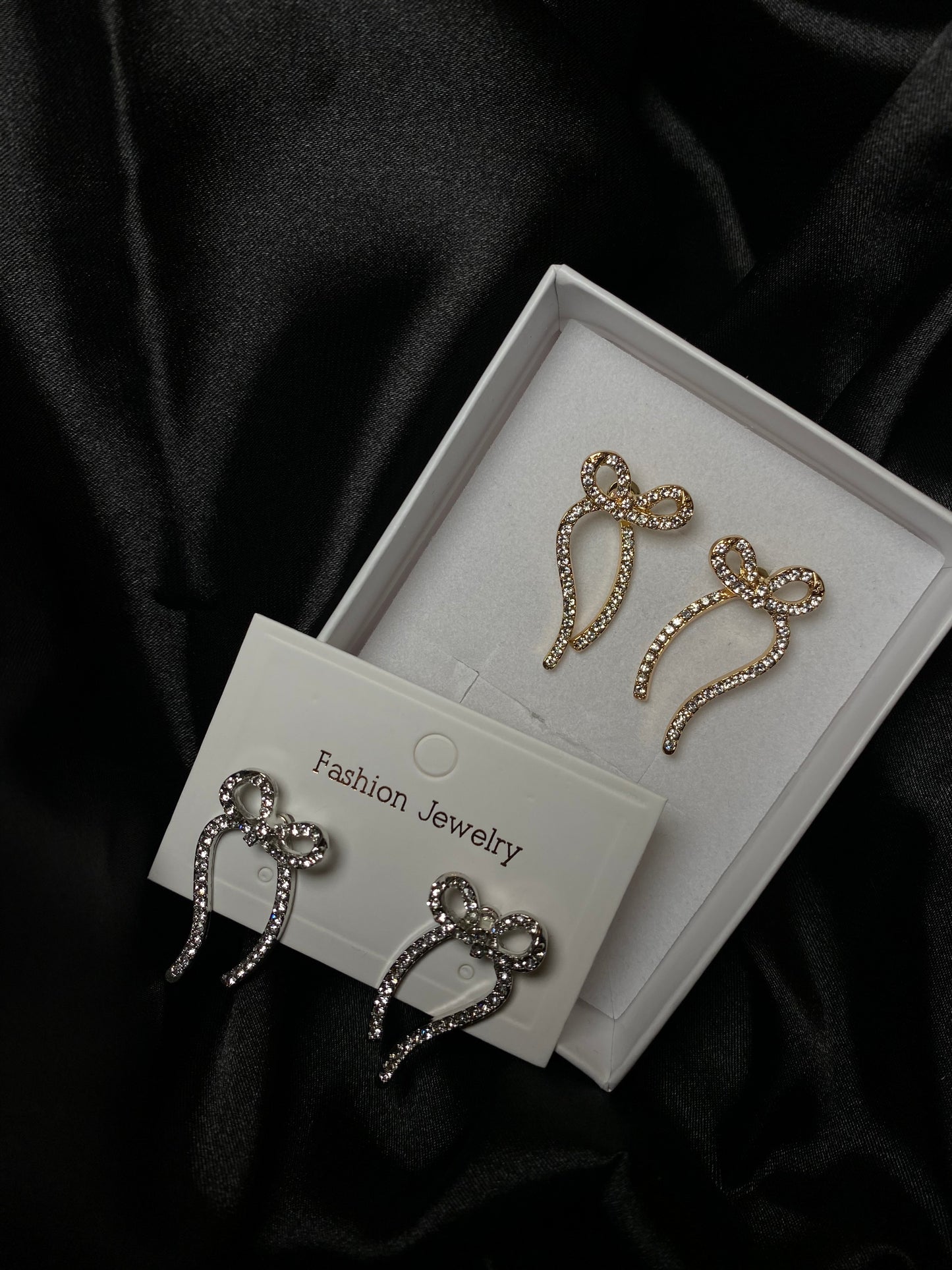 Bow earring luxe gold