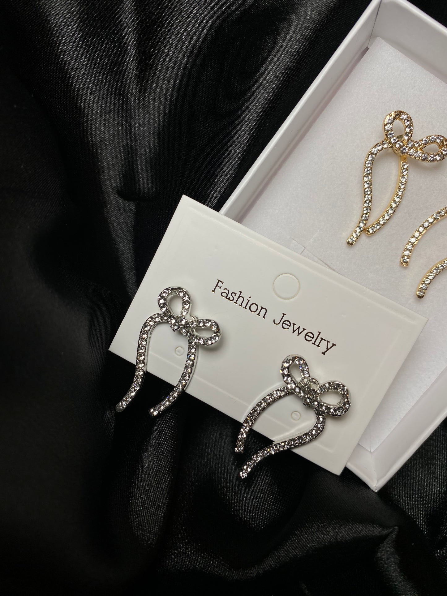 Bow earring luxe gold