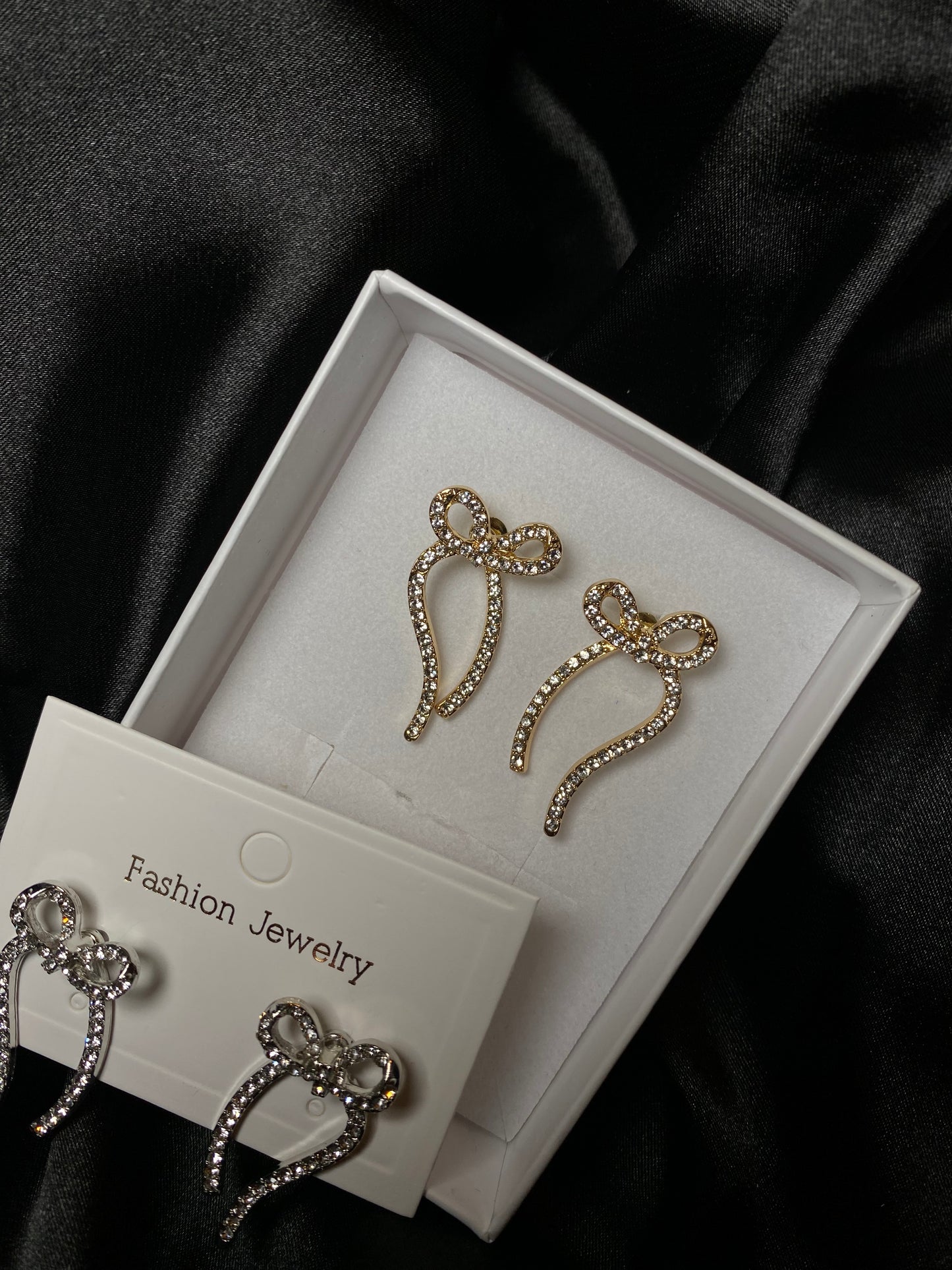 Bow earring luxe gold
